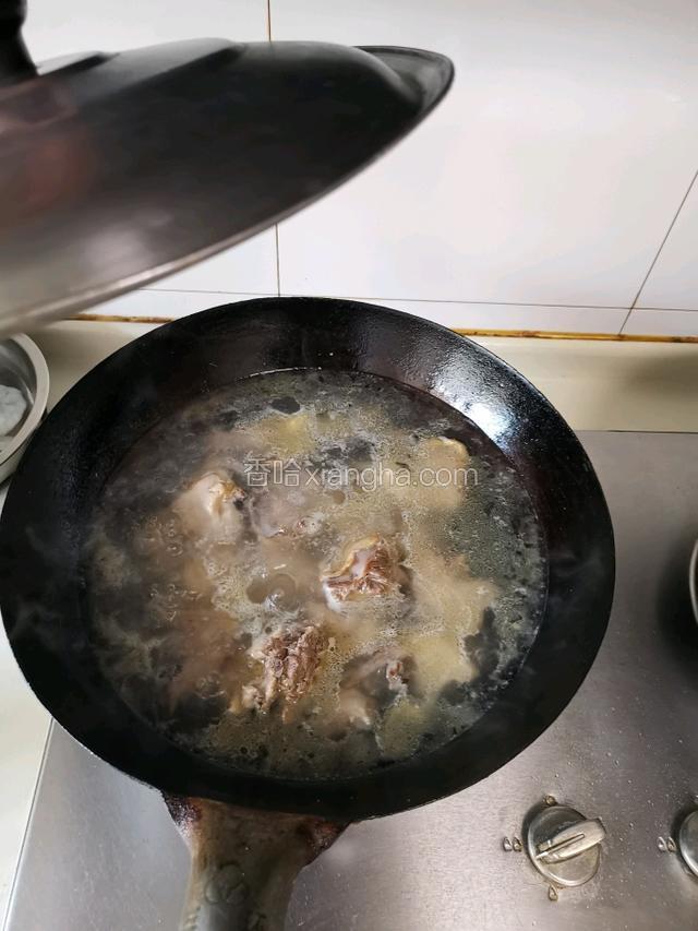 鸡肉焯熟后捞出，锅中放入少许的油，油热后放姜翻炒，再放入焯好的鸡肉，猛火翻炒后加入提前烧好的开水（放凉水也行，只不过放开水省时间）