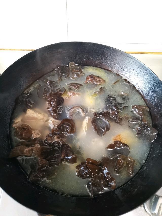 鸡肉煮成鸡汤后放入木耳