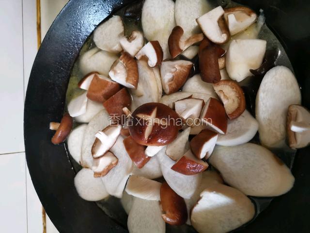 放入香菇