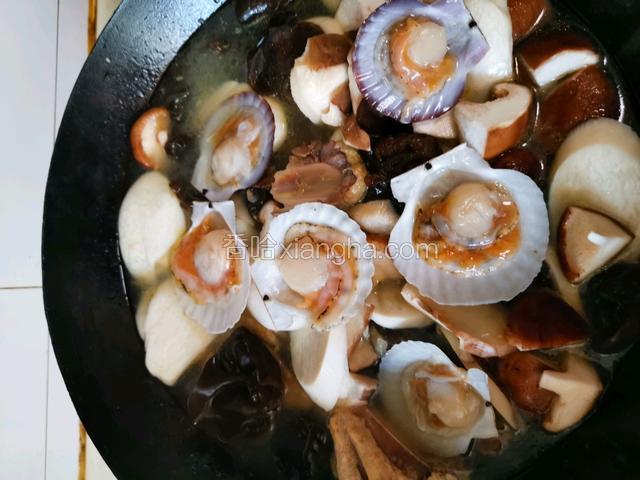 放入扇贝，鲍鱼