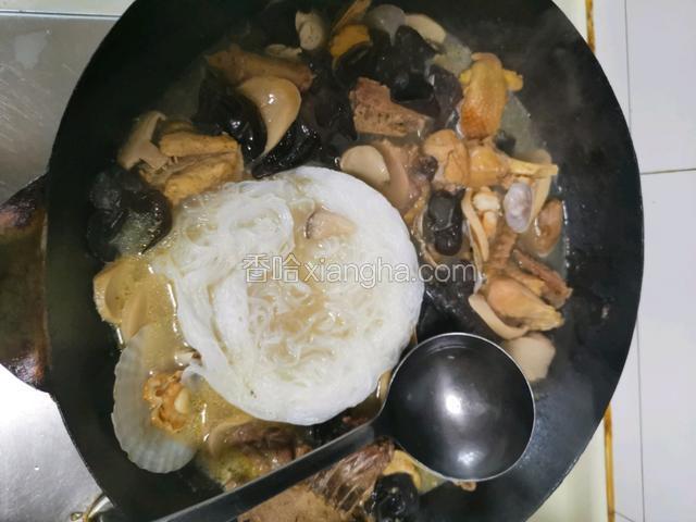 大火炖开锅后转中小火（或小火）炖两个小时左右让汤更鲜美，有营养。最后倒入适量的黄酒，并放入之前泡好的粉丝（粉丝其实是模仿鱼翅，没有买卖，就没有杀害）出锅钱放入适量的盐