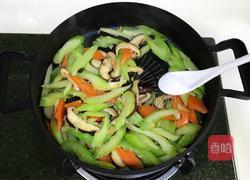 素炒西芹香菇的做法图解7