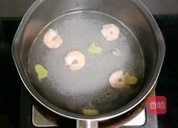 虾仁鸡蛋面线 (宝宝辅食)的做法图解2