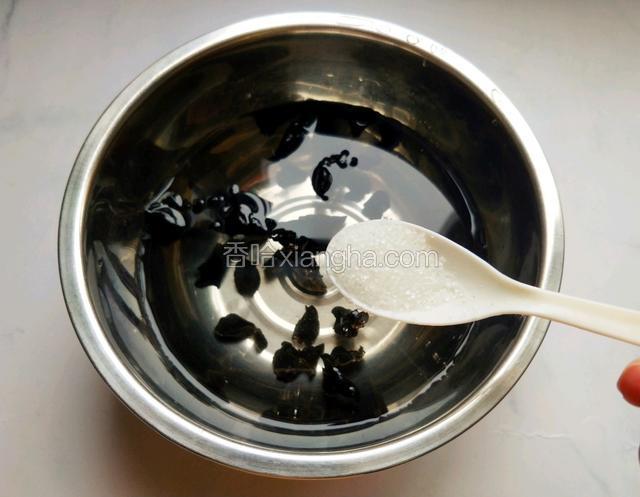木耳放清水中加一勺白糖泡发，这样30分钟可以泡发好。