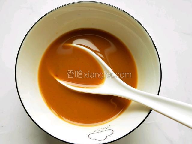 三勺清水，搅拌均匀，鱼香汁做好。