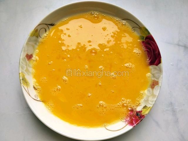 鸡蛋放一勺料酒，一点点盐 打散。