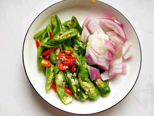 辣椒切圈或切丝，洋葱切块。