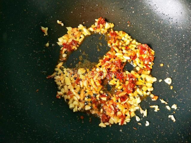 再放油，放入大蒜生姜爆香，放一勺豆瓣酱炒出红油。