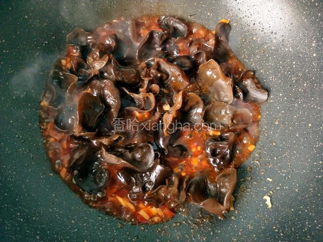 倒入木耳翻炒。