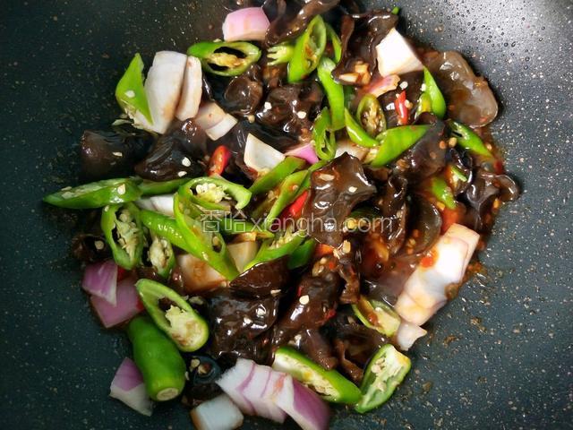 倒入辣椒，洋葱，放一丢丢盐翻炒。