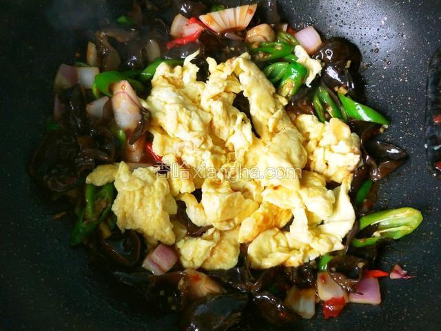 倒入鸡蛋，翻炒。