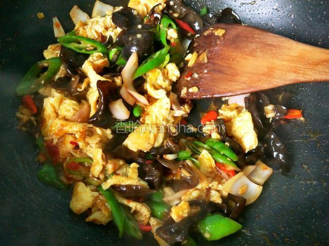 放鸡精，胡椒粉，翻炒均匀就可以出锅啦！