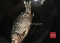 鲫鱼炖豆腐粉条的做法图解2