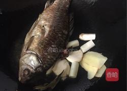 鲫鱼炖豆腐粉条的做法图解4