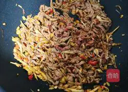 Illustration of how to make fried shredded beef with celery 6