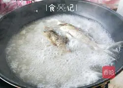 Illustration of how to make crucian carp stewed with tofu 5