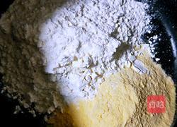 奶香玉米面贴饼子(粗粮）的做法图解1