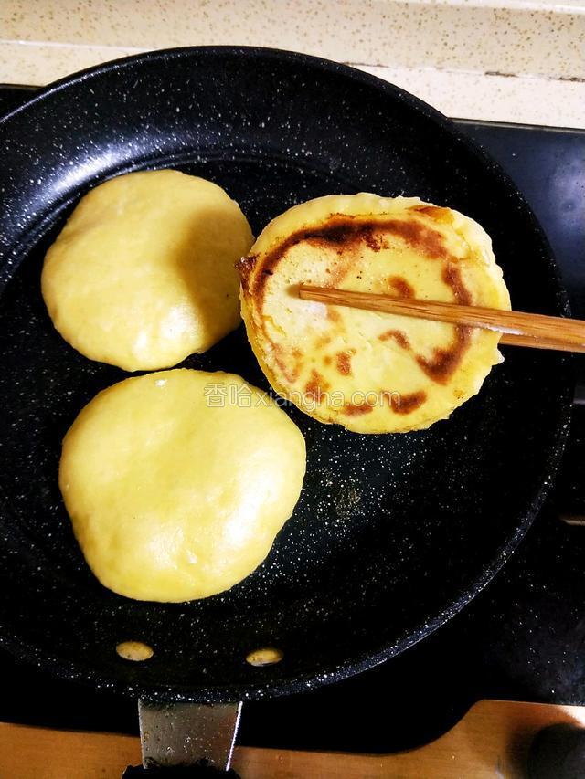 煎至饼胚变成金黄色，无水状就已经熟了，约5分钟左右。