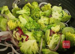 洋葱炒西兰花的做法图解10
