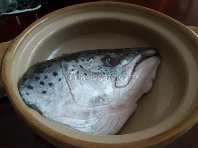 鱼头洗净控干