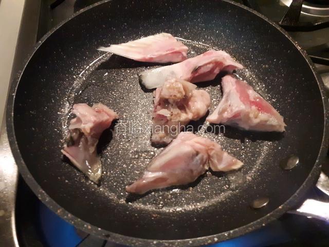 锅烧热入油烧热下入鱼头大火煎定型