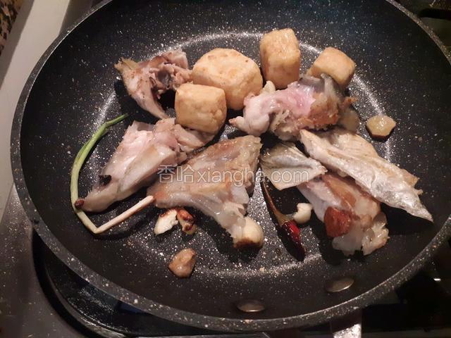 ，加入豆泡煎出金黄色，加入葱姜花椒，干辣椒煸香