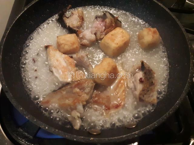 加入适量的盐，胡椒粉炖煮5分钟
