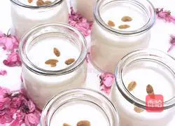 Illustration of homemade raisin yogurt 7