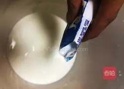 Illustration of making homemade raisin yogurt 3