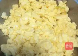 Illustration of how to make three diced rice stir-fried with fresh aroma 6