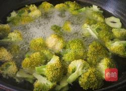 土豆地瓜炒西兰花的做法图解3