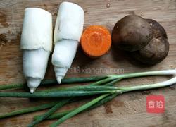 蘑菇茭白炒毛豆的做法图解2