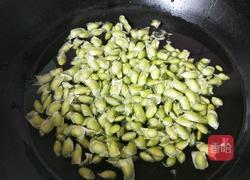 蘑菇茭白炒毛豆的做法图解4