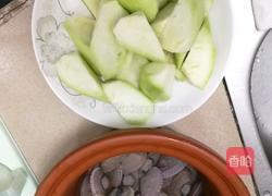 丝瓜炒花蛤的做法图解1