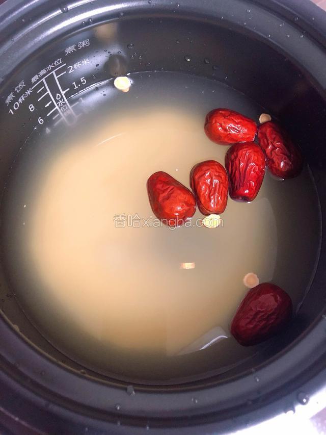 将食材放入高压锅中，选择米粥按键，35分钟熬好粥。