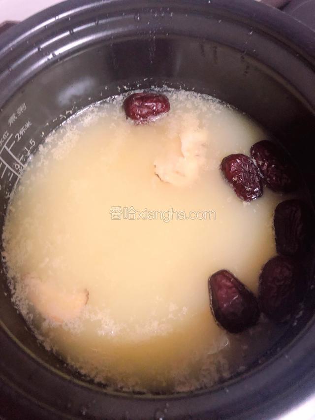 35分钟后开盖，一股浓浓的当归黄芪药膳米粥熬好。需要继续熬煮一会儿更好喝。