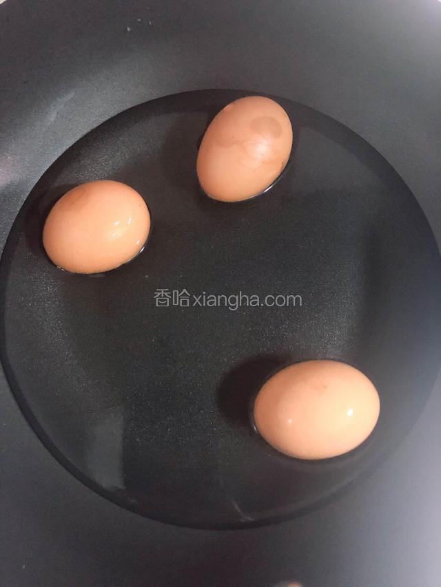 高压锅煮小米粥时，8分钟煮好鸡蛋待用。