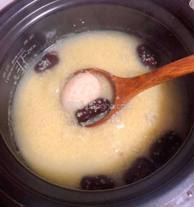 收汁熬煮时将鸡蛋也放入锅中，一起煮。
