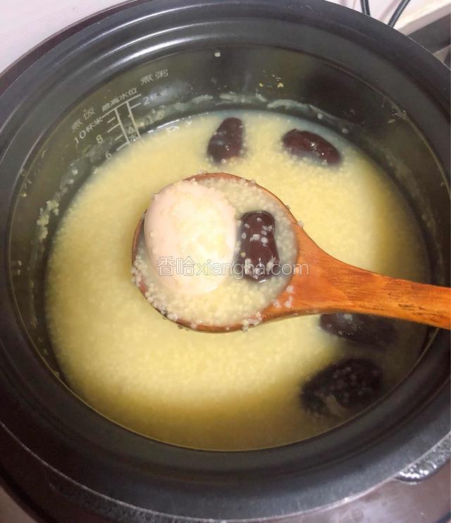熬煮米粥时，要时不时搅动米粥，避免糊底。10分钟后，米粥熬好了。