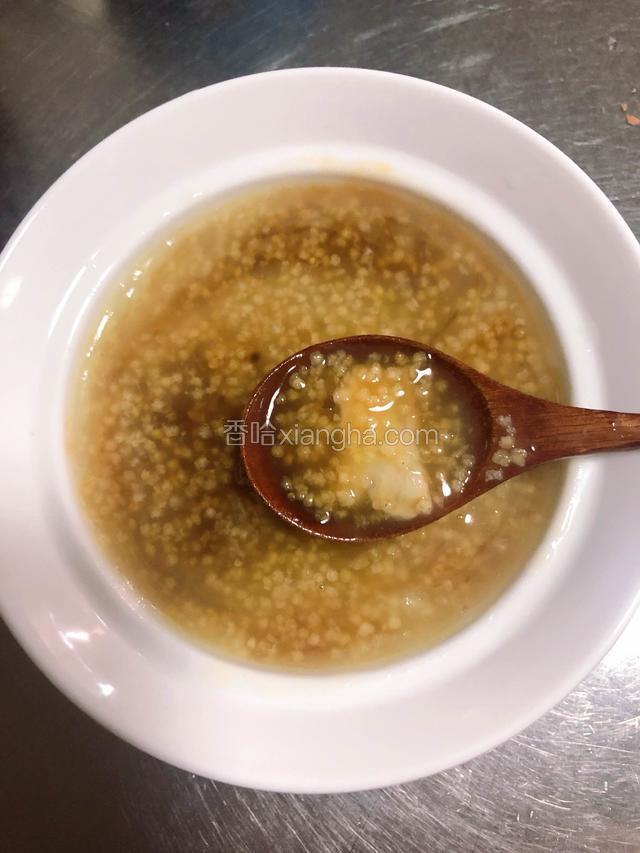 将红糖小米粥搅拌均匀。