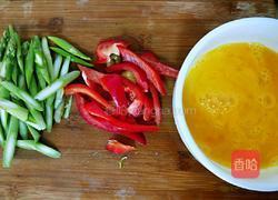 芦笋炒鸡蛋的做法图解2