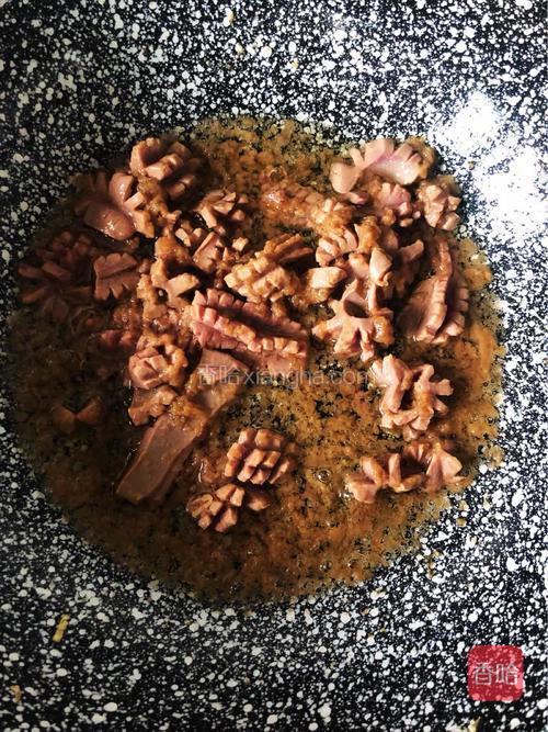 锅内烧热油，倒入腰花，1分钟后捞出