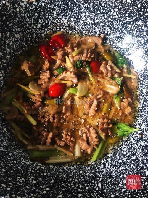 再一次倒入腰花，翻炒均匀，加入适量盐即可