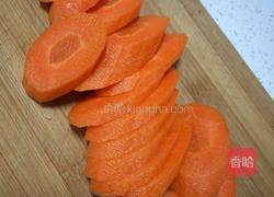 胡萝卜开花馒头的做法图解1