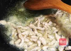 Illustration of how to make shredded pork with double pepper 3