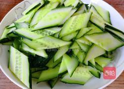 黄瓜炒蛋的做法图解1