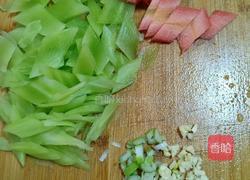 黑木耳胡萝卜炒莴笋的做法图解2