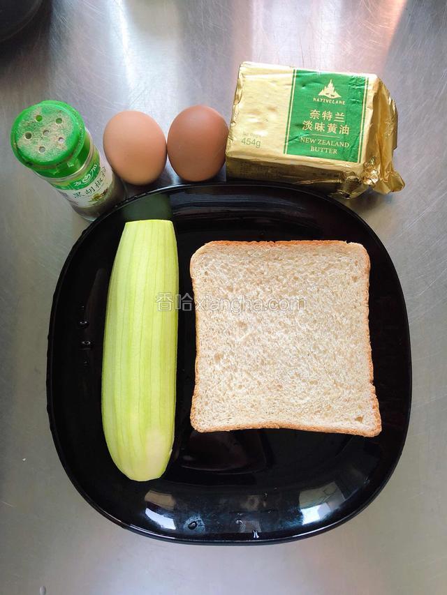 准备好食材。全麦面包、西葫芦、鸡蛋、黄油、黑胡椒粉。