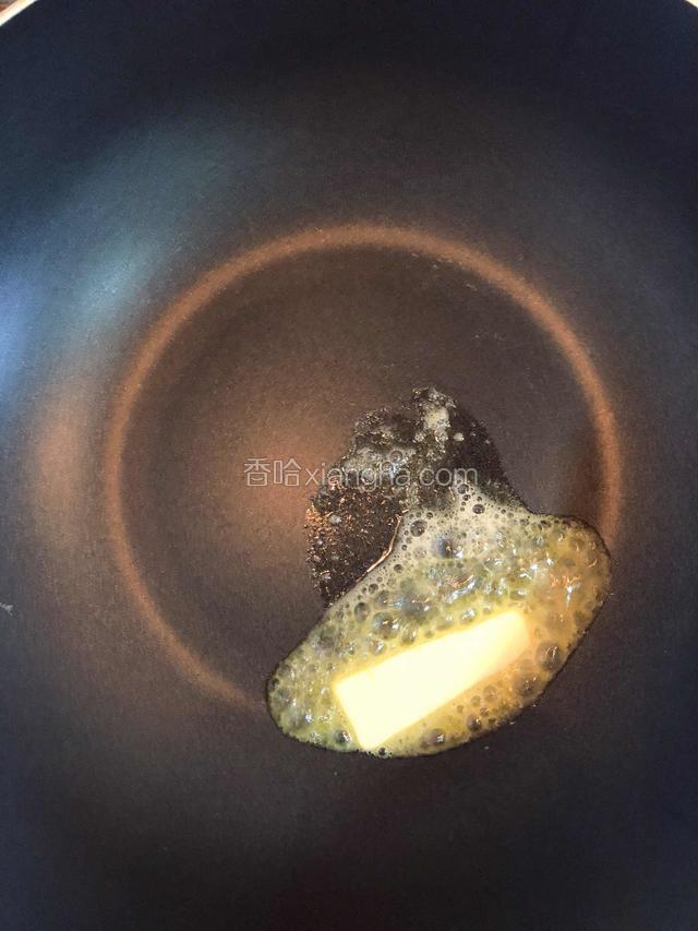 锅中放入小块儿黄油，小火儿化开。