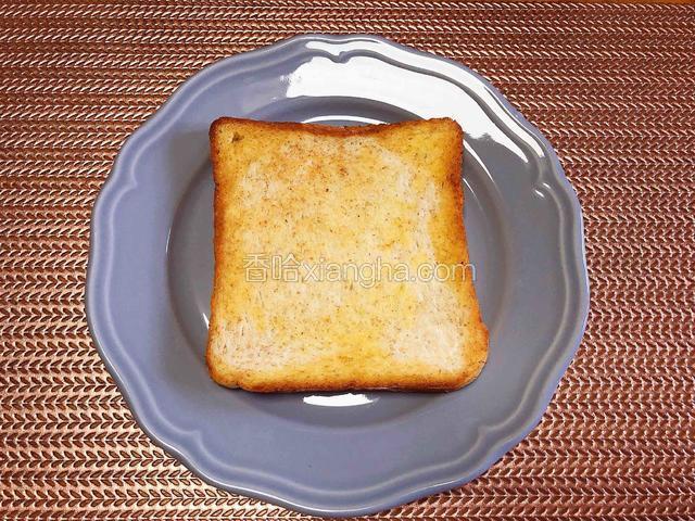 面包片取出待用。